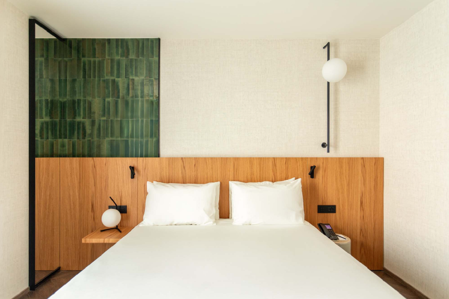 Jasna nowoczesna sypialnia w hotelu od Marazzi